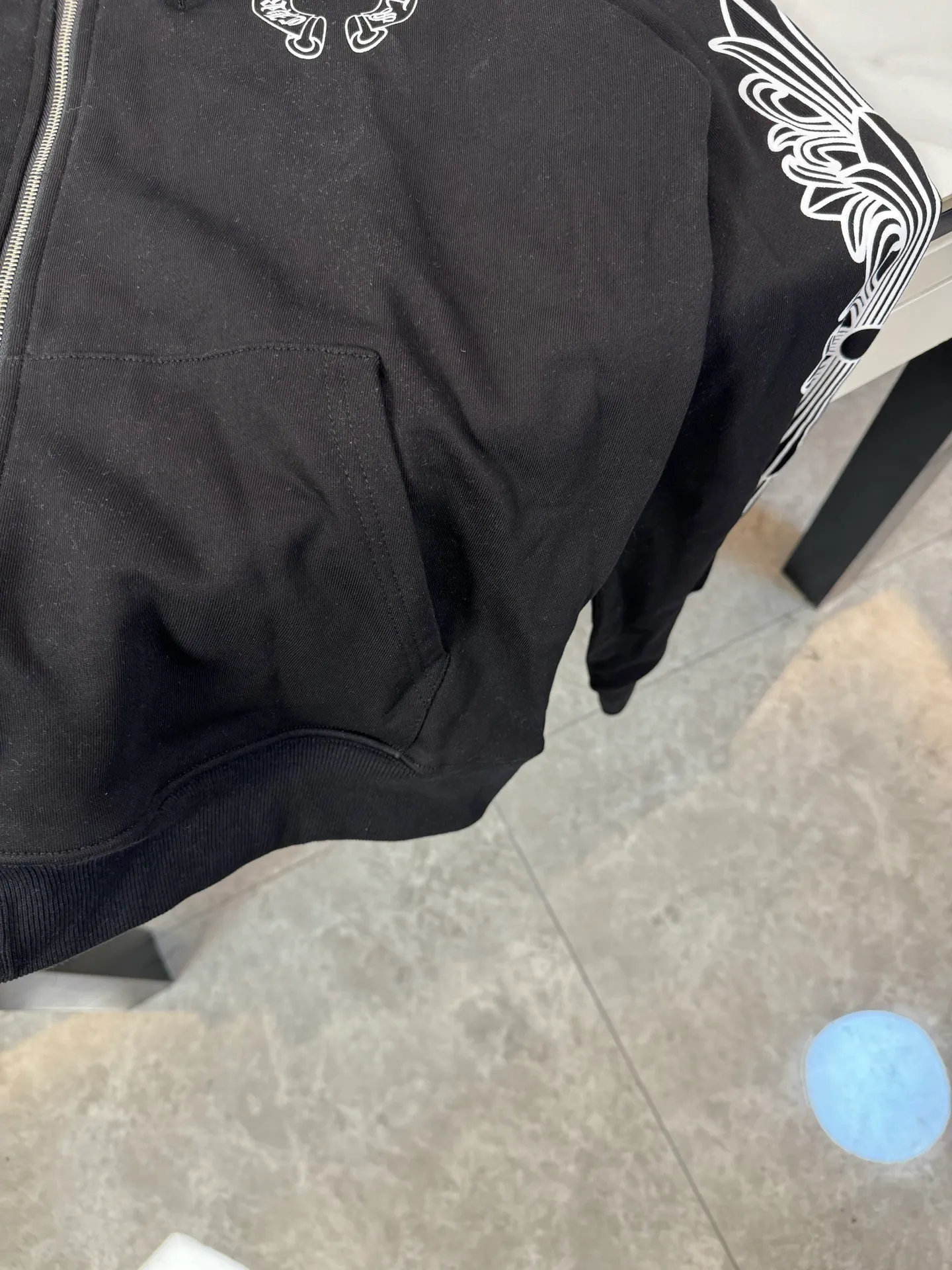 P280 Style number: S107 ChromeHearts 25 early autumn floral arm horseshoe hooded sweatshirt Sanskrit letter rattan flower cross horseshoe hooded sweatshirt The fabric is made of 440g pure cotton terry with matching threads Imported printing Original custom-made Hardware Color: Black Size: S-XL